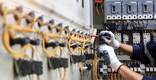 Professional Electrician technician working in Hooper, NE